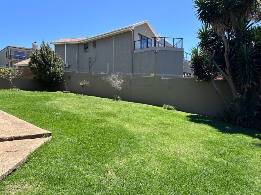 6 Bedroom Property for Sale in Wavecrest Eastern Cape
